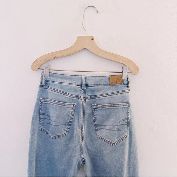 American Eagle Mom Jeans Sharkbite Hem Light Wash Denim Slim Straight - Picture 2 of 9
